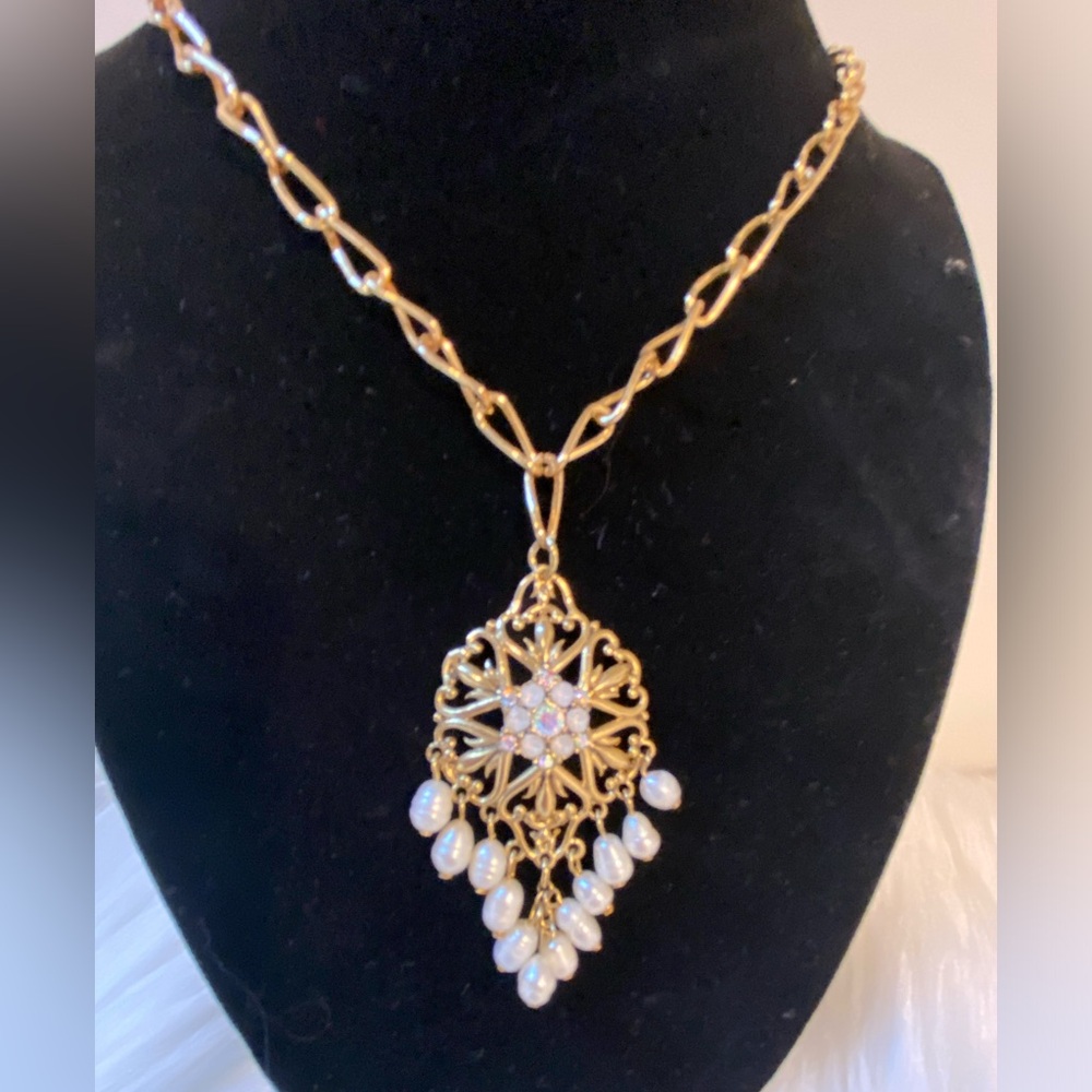 Vintage Avon Necklace faux pearl and rhinestone necklace